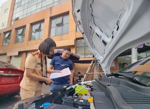 Người dân có thể đến bất cứ điểm đăng ký xe trong tỉnh để thực hiện thủ tục. Ảnh: Cục CSGT