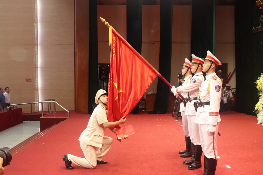 Trung tá Vũ Hải Thành, Trưởng CAP Thanh Xuân, đại diện cho các đồng chí  Trưởng công an cấp xã, thực hiện nghi lễ tuyên thệ tại buổi lễ.