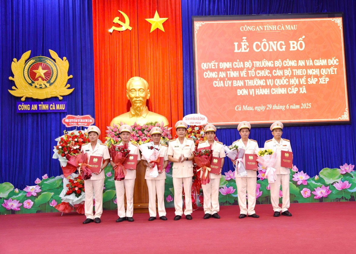 Công an Cà Mau công bố quyết định tổ chức, cán bộ sau sáp nhập