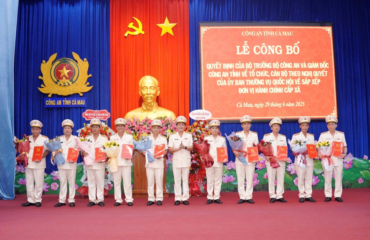 Công an Cà Mau công bố quyết định tổ chức, cán bộ sau sáp nhập Công an Cà Mau công bố quyết định tổ chức, cán bộ sau sáp nhập