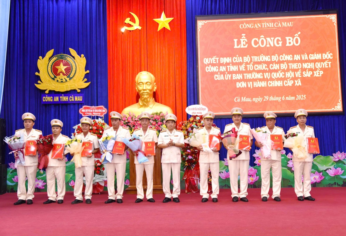 Công an Cà Mau công bố quyết định tổ chức, cán bộ sau sáp nhập