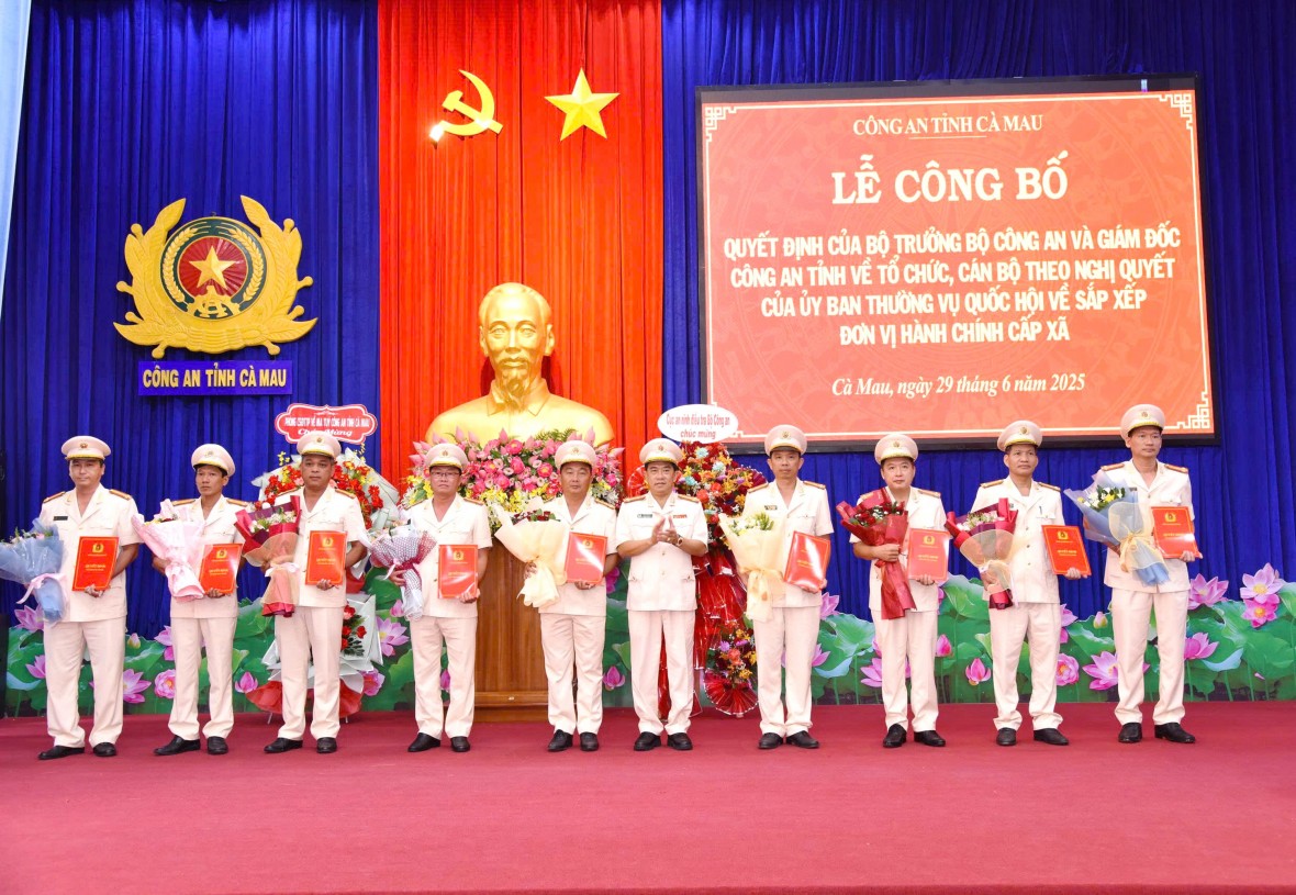 Công an Cà Mau công bố quyết định tổ chức, cán bộ sau sáp nhập Công an Cà Mau công bố quyết định tổ chức, cán bộ sau sáp nhập