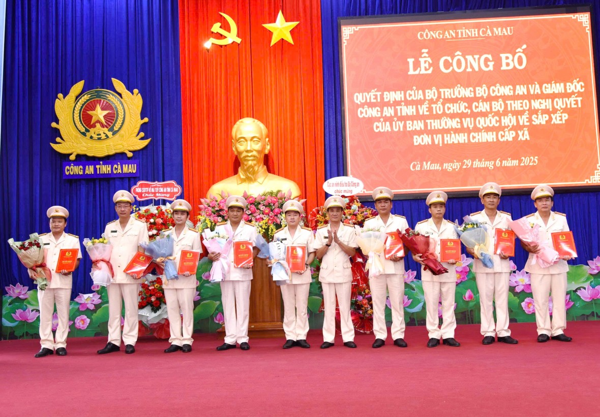 Công an Cà Mau công bố quyết định tổ chức, cán bộ sau sáp nhập Công an Cà Mau công bố quyết định tổ chức, cán bộ sau sáp nhập