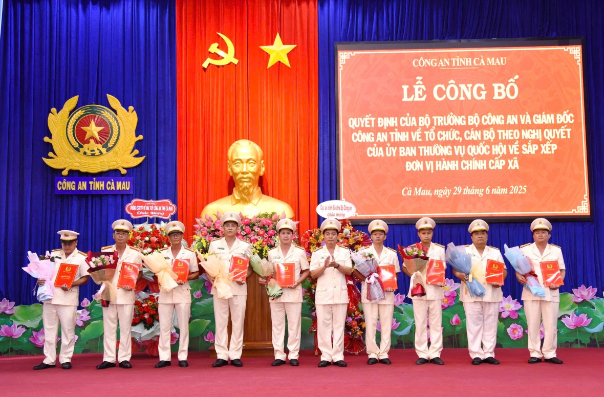 Công an Cà Mau công bố quyết định tổ chức, cán bộ sau sáp nhập Công an Cà Mau công bố quyết định tổ chức, cán bộ sau sáp nhập