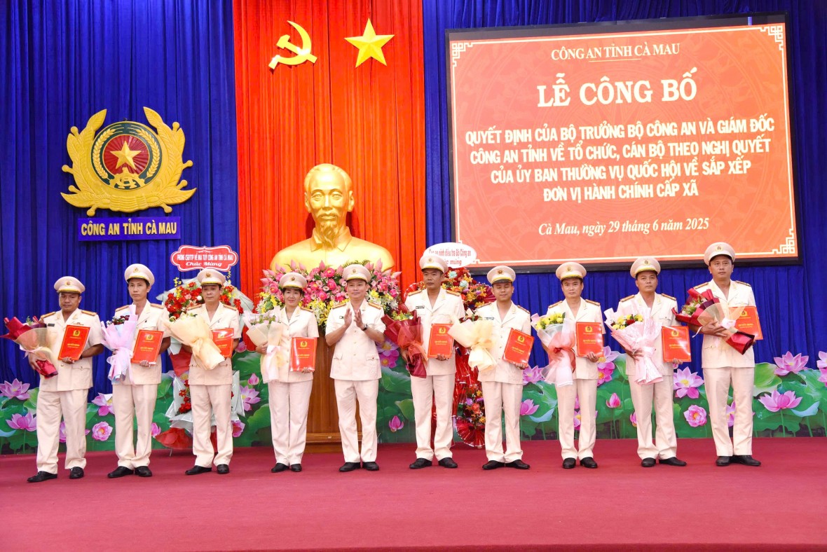 Công an Cà Mau công bố quyết định tổ chức, cán bộ sau sáp nhập Công an Cà Mau công bố quyết định tổ chức, cán bộ sau sáp nhập