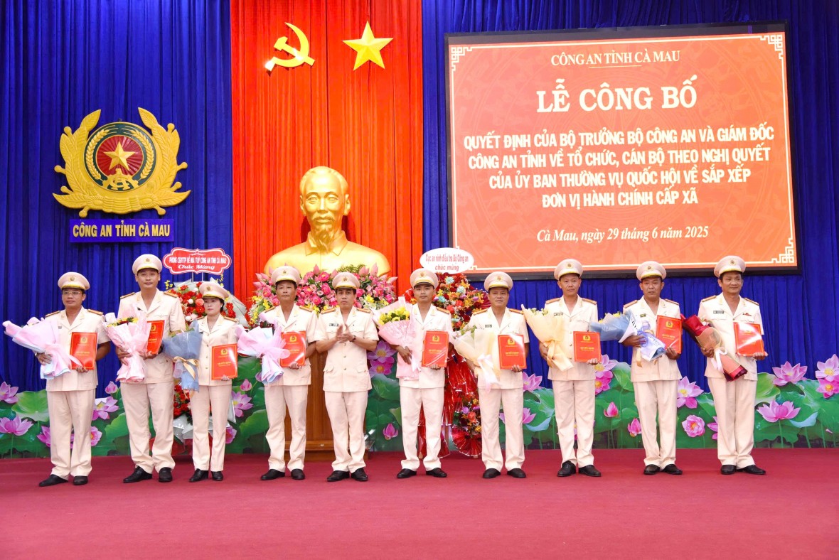 Công an Cà Mau công bố quyết định tổ chức, cán bộ sau sáp nhập Công an Cà Mau công bố quyết định tổ chức, cán bộ sau sáp nhập