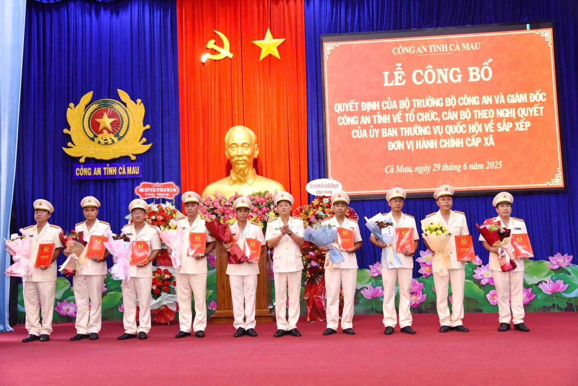 Công an Cà Mau công bố quyết định tổ chức, cán bộ sau sáp nhập Công an Cà Mau công bố quyết định tổ chức, cán bộ sau sáp nhập
