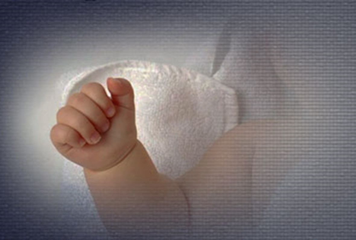 Phẫn nội cháu bé 3 tháng tuổi bị ngườ thân xâm hại. (Ảnh minh họa: Bệnh viện Nhi Trung Ương)