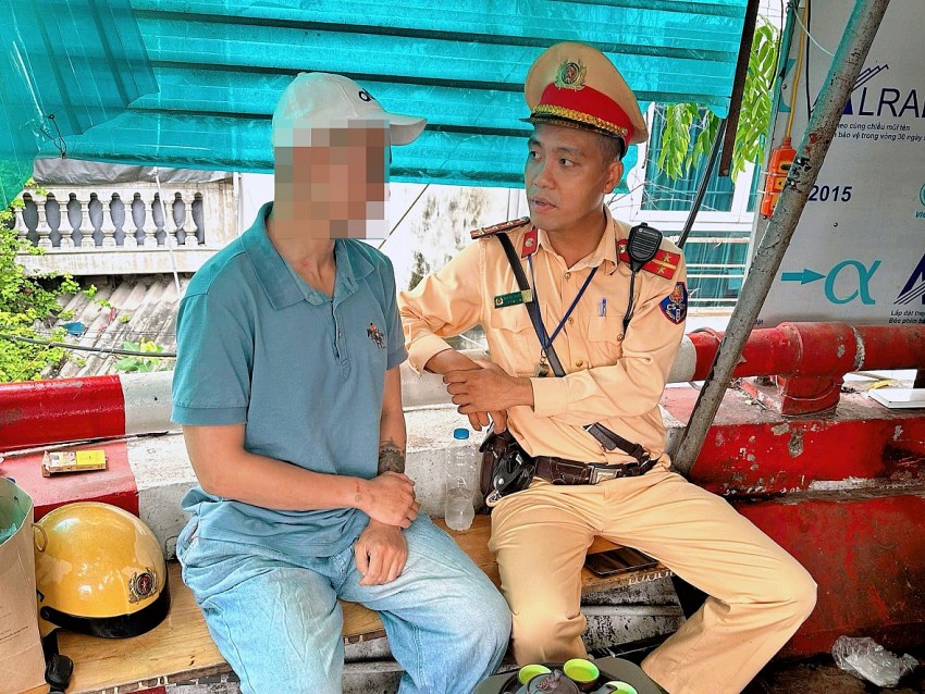 Các chiến sĩ động viên, khuyên nhủ nam thanh niên.