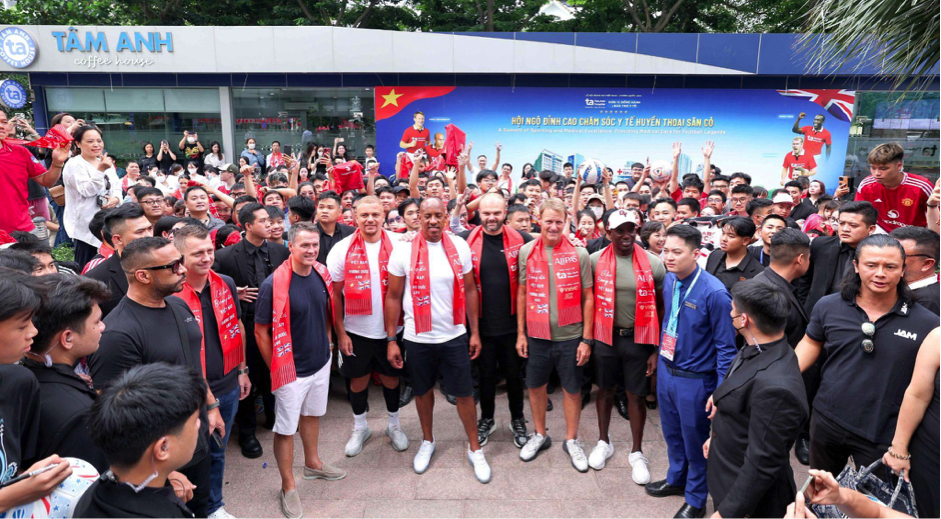 Dàn danh thủ huyền thoại Manchester Reds được chào đón nồng hậu tại BVĐK Tâm Anh Hà Nội vào chiều 29/6.