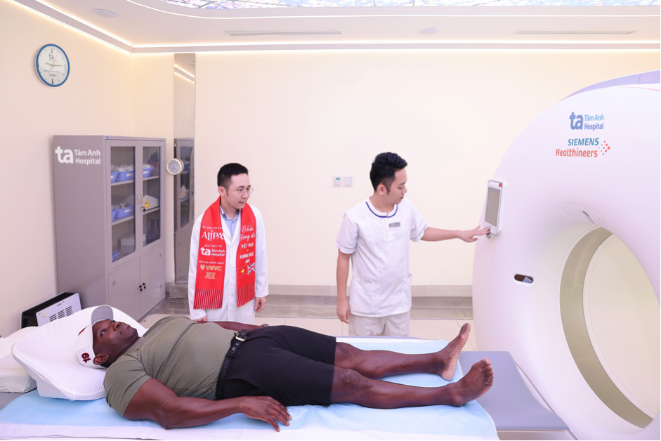 Danh thủ Dwight Yorke chụp siêu máy CT Somatom Force VB30 ứng dụng AI đầu tiên tại Việt Nam để tầm soát các chấn thương tiềm ẩn. Ảnh: BVĐK Tâm Anh.