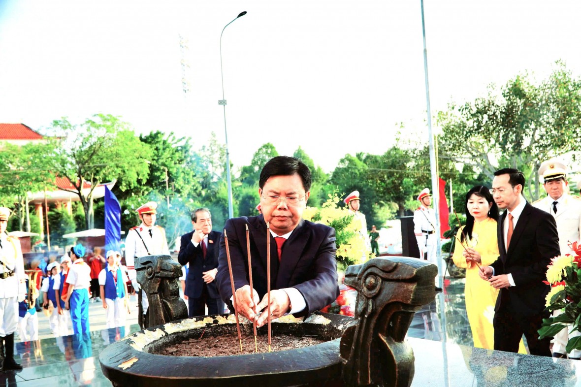 Phó Thủ tướng Chính phủ Mai Văn Chính dự lễ thành lập tỉnh An Giang mới Phó Thủ tướng Chính phủ Mai Văn Chính dự lễ thành lập tỉnh An Giang mới