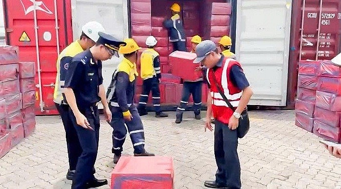 Lực lượng Hải quan bắt giữ 1,3 triệu bao thuốc lá vi phạm Lực lượng Hải quan bắt giữ 1,3 triệu bao thuốc lá vi phạm