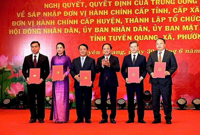 Ông Hầu A Lềnh được chỉ định giữ chức Bí thư Tỉnh ủy Tuyên Quang mới Ông Hầu A Lềnh được chỉ định giữ chức Bí thư Tỉnh ủy Tuyên Quang mới