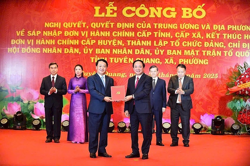 Ông Hầu A Lềnh được chỉ định giữ chức Bí thư Tỉnh ủy Tuyên Quang mới Ông Hầu A Lềnh được chỉ định giữ chức Bí thư Tỉnh ủy Tuyên Quang mới