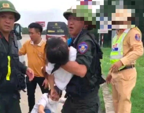 Cảnh sát Giao thông kịp thời đưa cháu bé trong cơn nguy kịch trên cao tốc đi cấp cứu