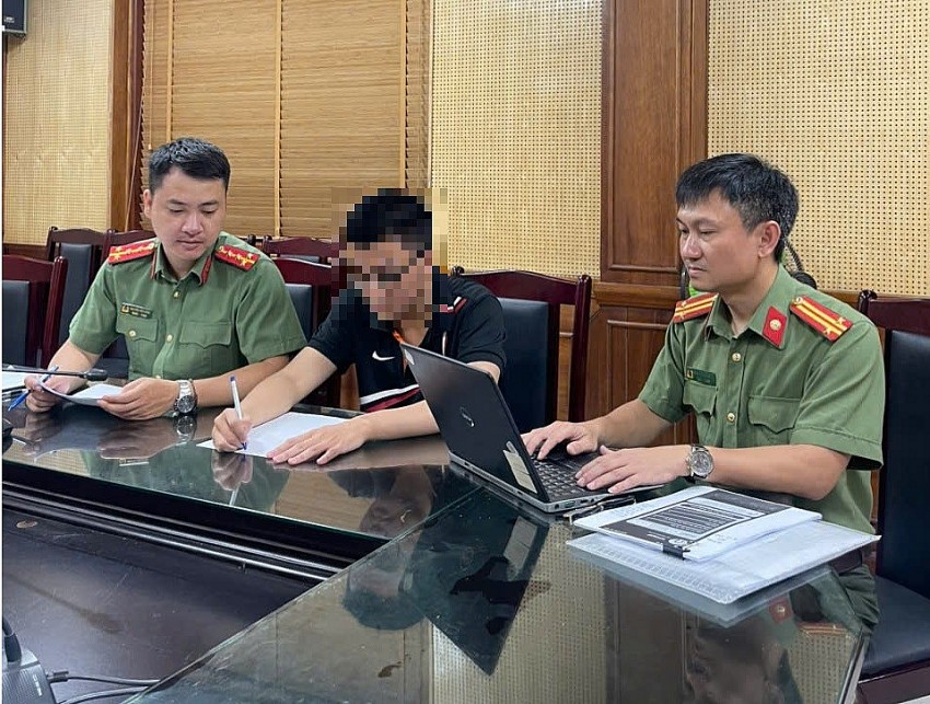 Cơ quan Công an làm việc với thí sinh vi phạm.