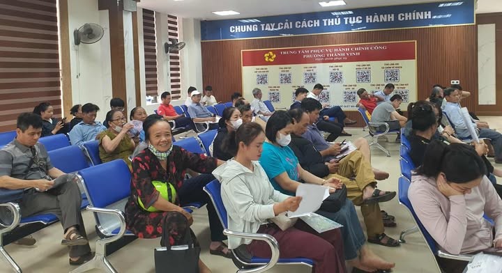 Rất đông người dân đến giao dịch tại TTPVHCC phường Thành Vinh.