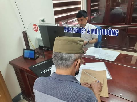 Công dân Đậu Đức Sơn phấn khởi khi giao dịch tại TTPVHCC phường Thành Vinh.