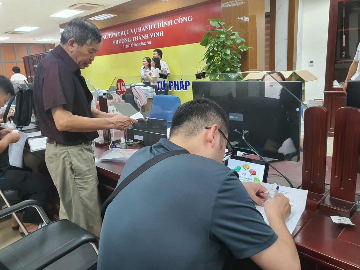 Người dân thuận lợi trong các giao dịch hồ sơ tại Trung tâm Hành chính công phường Thành Vinh, tỉnh Nghệ An.