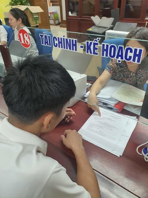 Công dân được hướng dẫn tận tình trong quá trình giao dịch.