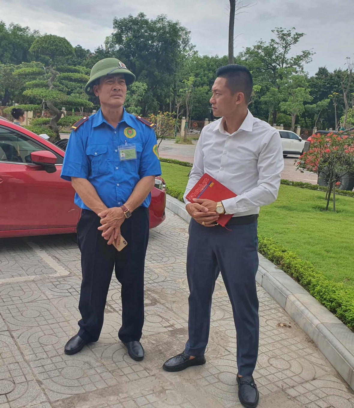 Công dân đến giao dịch tại phường Thành Vinh được hướng dẫn tận tình.