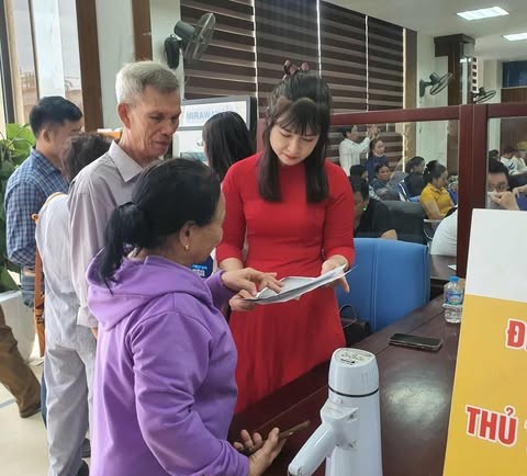 Người dân đánh giá cao tinh thần phục vụ của cán bộ, nhân viên TTHCC phường Thành Vinh.