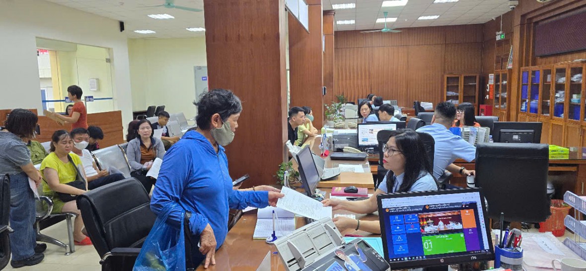 Trung tâm Hành chính công Quảng Ninh hoạt động ổn định trong ngày đầu sau sáp nhập