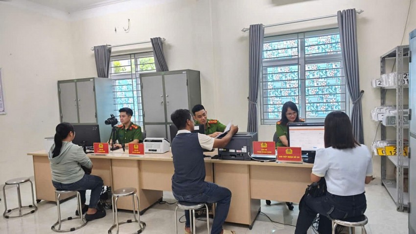 Người dân hồ hởi với không khí làm việc của ngày đầu vận hành chính quyền địa phương 2 cấp