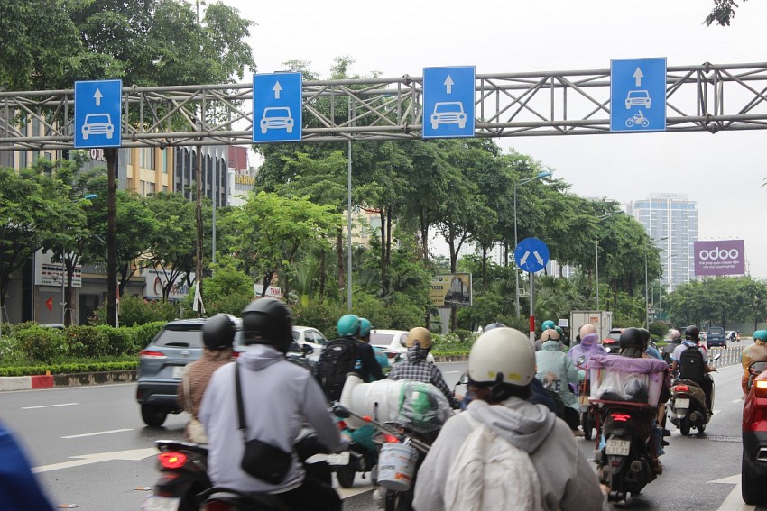 CSGT tăng cường phân luồng, hướng dẫn người dân trên 2 tuyến đường lắp dải phân cách cứng