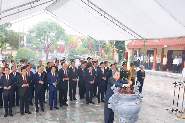 Dâng hương Kỷ niệm 110 năm ngày sinh Tổng Bí thư Nguyễn Văn Linh Dâng hương Kỷ niệm 110 năm ngày sinh Tổng Bí thư Nguyễn Văn Linh