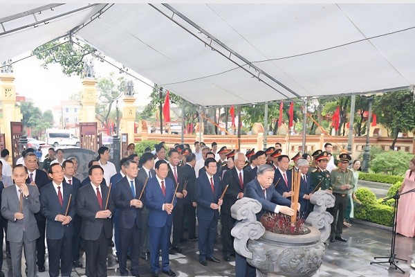 Dâng hương Kỷ niệm 110 năm ngày sinh Tổng Bí thư Nguyễn Văn Linh Dâng hương Kỷ niệm 110 năm ngày sinh Tổng Bí thư Nguyễn Văn Linh