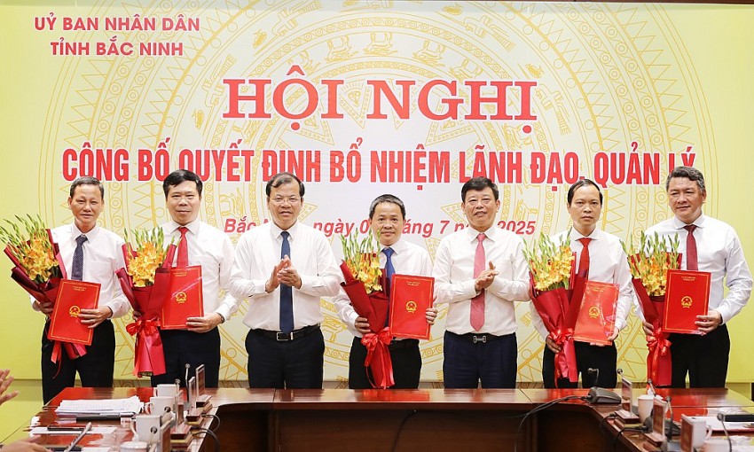Các đồng chí Phó Chủ tịch UBND tỉnh: Phan Thế Tuấn và Ngô Tân Phượng trao quyết định bổ nhiệm cán bộ. Các đồng chí Phó Chủ tịch UBND tỉnh: Phan Thế Tuấn và Ngô Tân Phượng trao quyết định bổ nhiệm cán bộ.