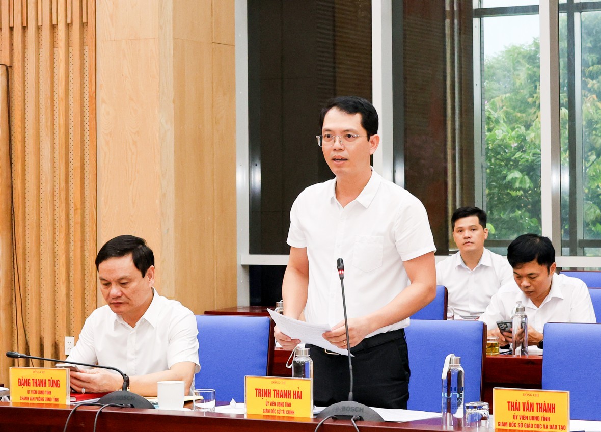 Giám đốc Sở Tài chính Nghệ An Trịnh Thanh Hải báo cáo tại phiên họp. Giám đốc Sở Tài chính Nghệ An Trịnh Thanh Hải báo cáo tại phiên họp.