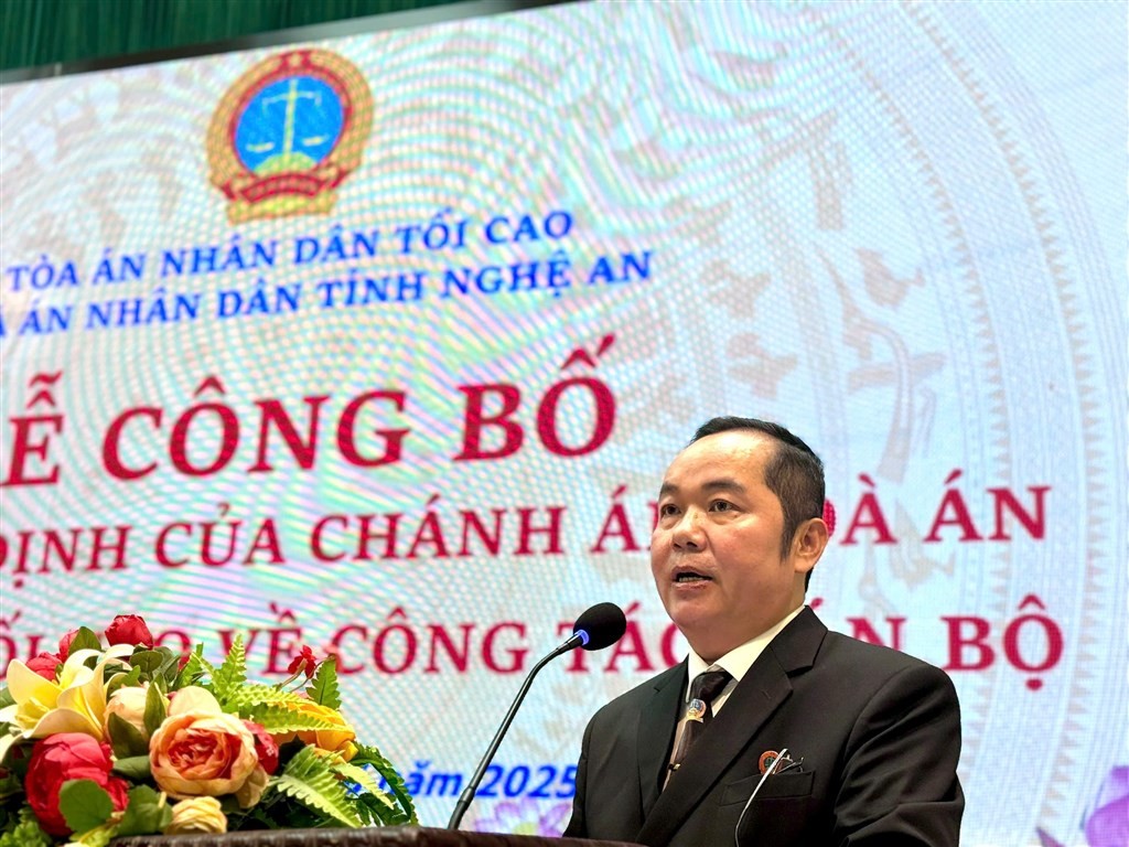 Ông Trần Ngọc Sơn - UVBCH Đảng bộ tỉnh, Bí thư Đảng ủy, Chánh án TAND tỉnh Nghệ An phát biểu giao nhiệm vụ tại buổi lễ.