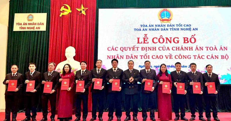 Trao quyết định bổ nhiệm chức vụ cho 12 Chánh án TAND khu vực.