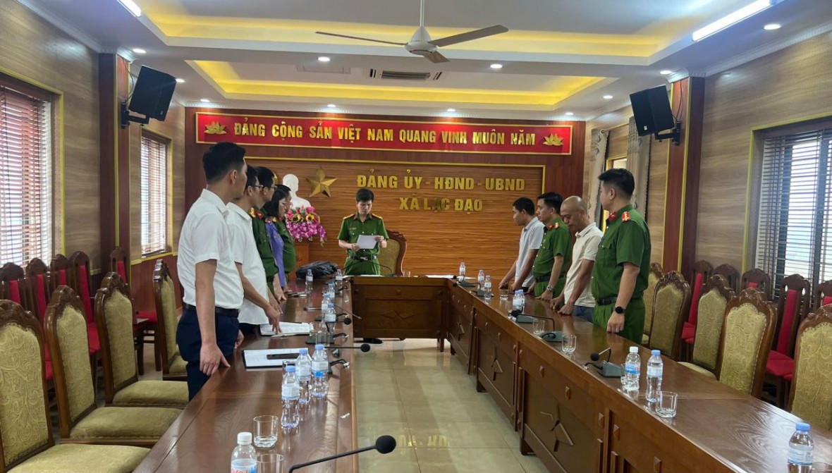 Đại diện Cơ quan Cảnh sát điều tra Công an tỉnh Hưng Yên đọc quyết định khởi tố bị can và lệnh bắt bị can để tạm giam đối với 2 đối tượng