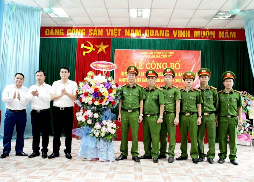 Lãnh đạo HĐND, UBND xã Yên Kỳ tặng hoa chúc mừng Công an xã Yên Kỳ. Lãnh đạo HĐND, UBND xã Yên Kỳ tặng hoa chúc mừng Công an xã Yên Kỳ.