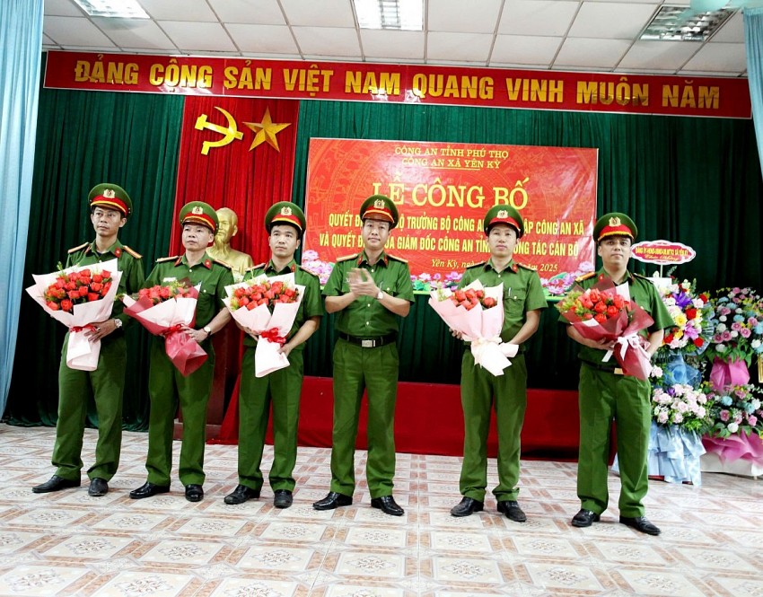 Tân trưởng Công an xã Yên Kỳ tặng hoa các chiến sỹ đang công tác tại Công an xã Yên Kỳ. Tân trưởng Công an xã Yên Kỳ tặng hoa các chiến sỹ đang công tác tại Công an xã Yên Kỳ.