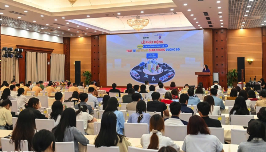 Toàn cảnh buổi phát động.