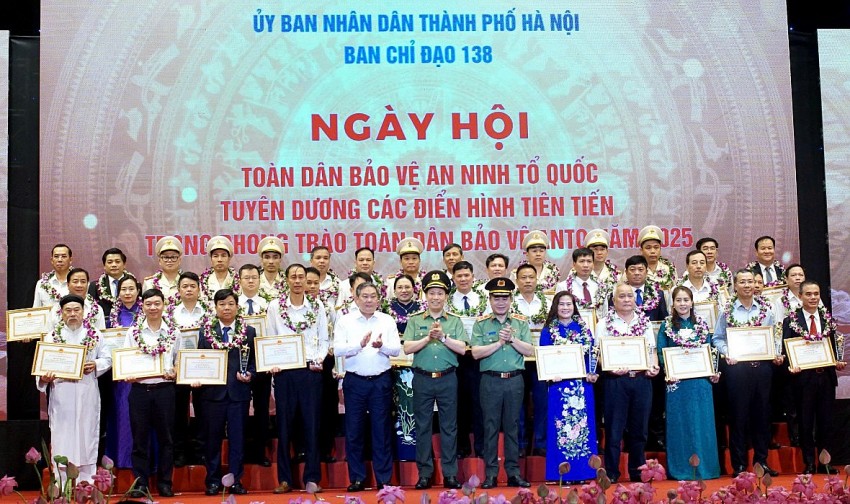 Lãnh đạo Bộ Công an và thành phố Hà Nội tuyên dương 39 tập thể, cá nhân điển hình tiên tiến trong phong trào toàn dân bảo vệ an ninh Tổ quốc năm 2025.