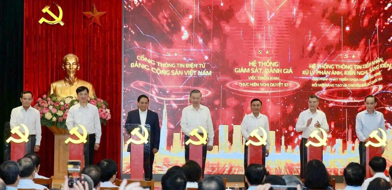 Tổng B&iacute; thư T&ocirc; L&acirc;m, Thủ tướng Ch&iacute;nh phủ Phạm Minh Ch&iacute;nh v&agrave; c&aacute;c th&agrave;nh vi&ecirc;n Ban Chỉ đạo Trung ương ấn n&uacute;t khai trương, ra mắt 3 nền tảng số phục vụ gi&aacute;m s&aacute;t triển khai Nghị quyết 57-NQ/TW