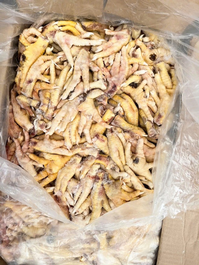 Chân gà tang vật của vụ án. Ảnh CHQ Chân gà tang vật của vụ án. (Ảnh: CHQ)