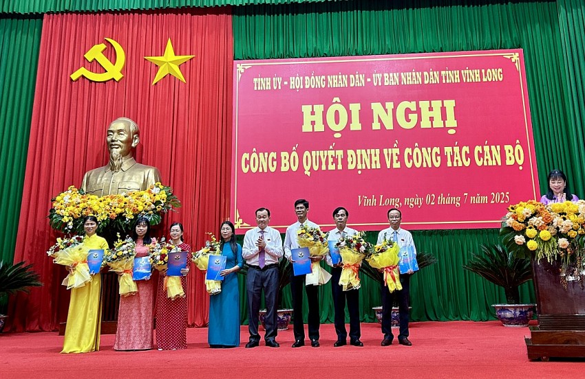 Ông Nguyễn Minh dũng, Chủ tịch HĐND tỉnh Vĩnh Long tặng hoa chúc mừng Chánh Văn phòng và Phó Chánh Văn phòng đoàn đại biểu Quốc hội và HĐND tỉnh Vĩnh Long