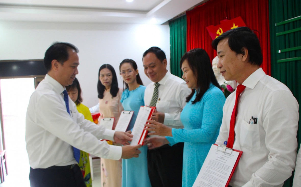 Sở Y tế An Giang công bố và trao các Quyết định về tổ chức cán bộ