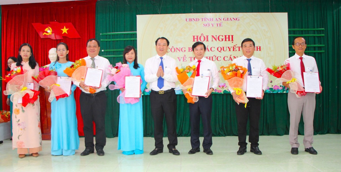 Sở Y tế An Giang công bố và trao các Quyết định về tổ chức cán bộ Sở Y tế An Giang công bố và trao các Quyết định về tổ chức cán bộ