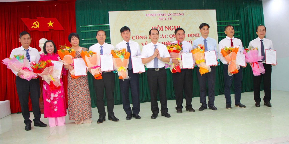 Sở Y tế An Giang công bố và trao các Quyết định về tổ chức cán bộ Sở Y tế An Giang công bố và trao các Quyết định về tổ chức cán bộ