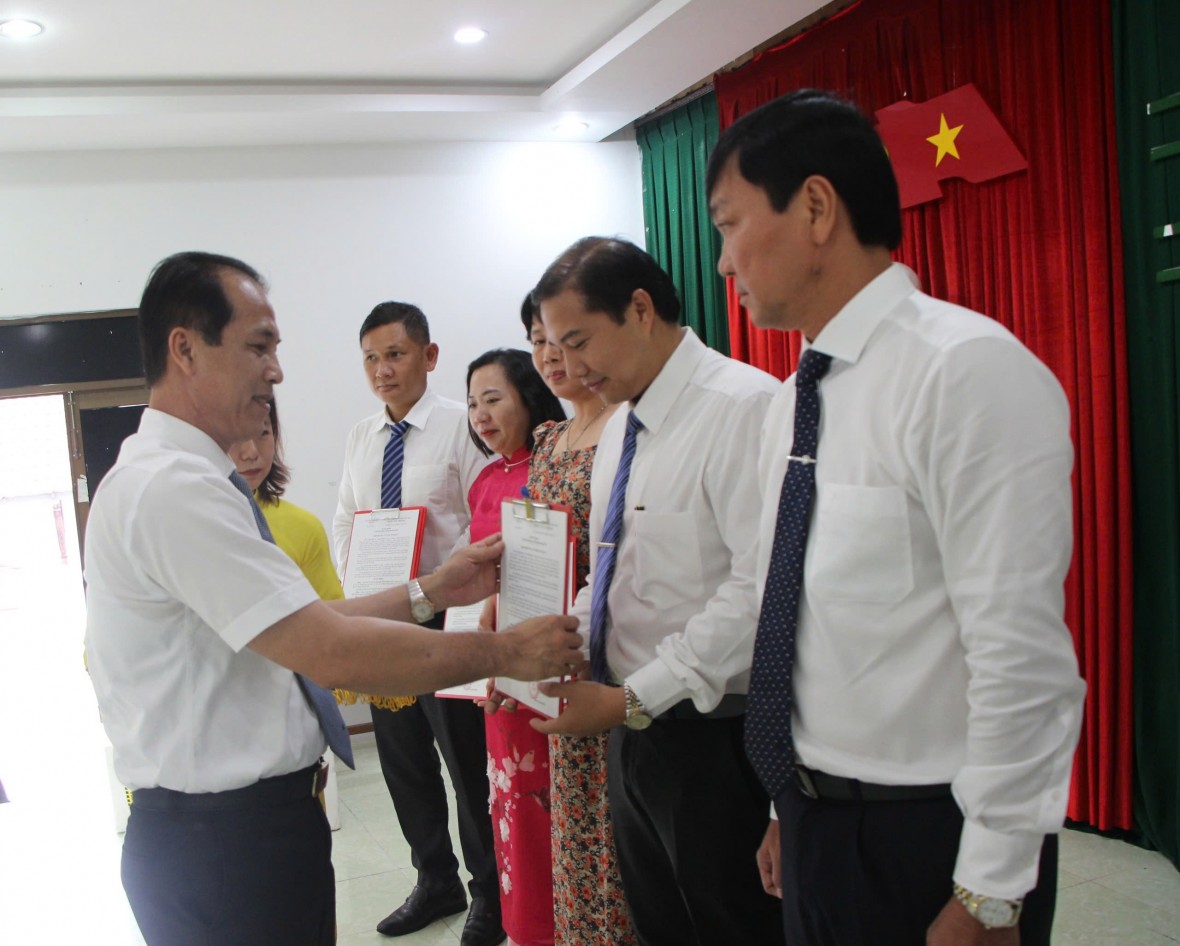 Sở Y tế An Giang công bố và trao các Quyết định về tổ chức cán bộ