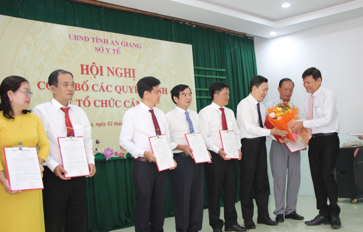 Sở Y tế An Giang công bố và trao các Quyết định về tổ chức cán bộ