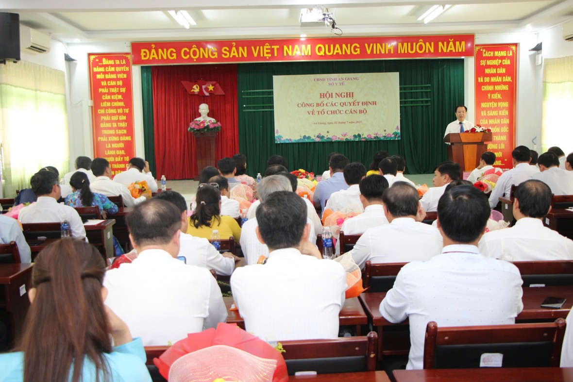 Sở Y tế An Giang công bố và trao các Quyết định về tổ chức cán bộ Sở Y tế An Giang công bố và trao các Quyết định về tổ chức cán bộ